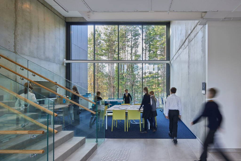 Šiuolaikinė architektūra kuriama profesionalų ir visuomenės akimis 9 British School of Vilnius. Kompiuterių zona hole. Architektai „2L architects & engineers“