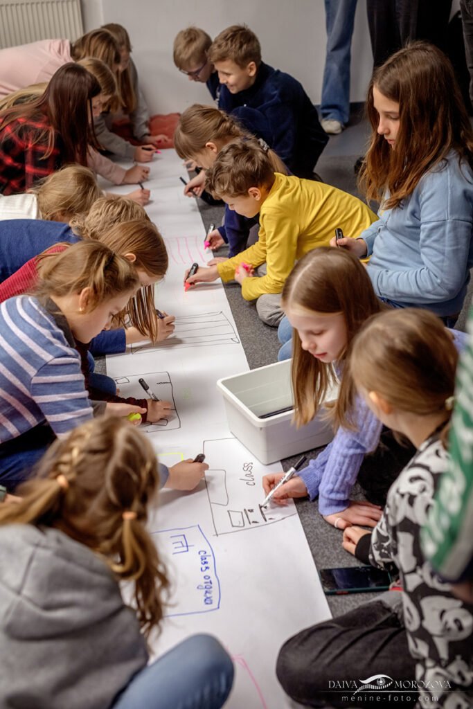 Šiuolaikinė architektūra kuriama profesionalų ir visuomenės akimis 5 Bučos mokyklos kūrybinės dirbtuvės su vietos bendruomene ir vaikais