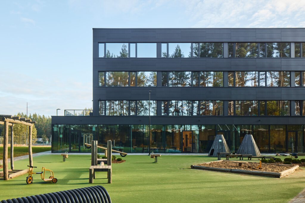 Šiuolaikinė architektūra kuriama profesionalų ir visuomenės akimis 8 2Larchitects TheBritishSchoolofVilnius ┬⌐Norbert Tukaj 4850