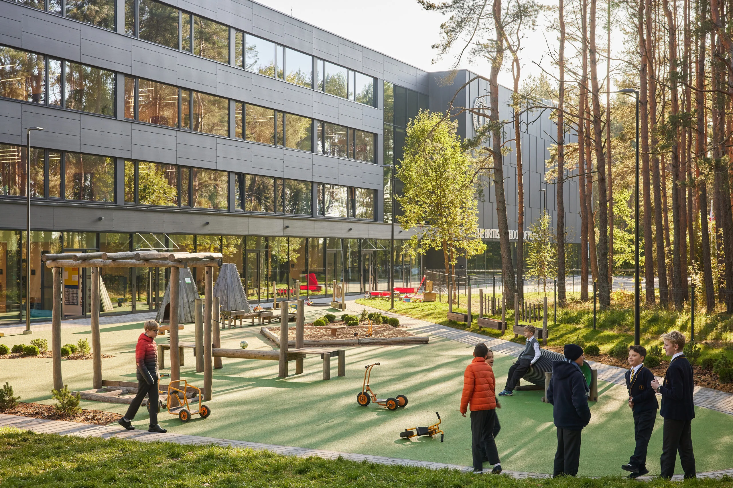 Šiuolaikinė architektūra kuriama profesionalų ir visuomenės akimis 4 British School of Vilnius vidinis kiemas. Architektai „2L architects & engineers“