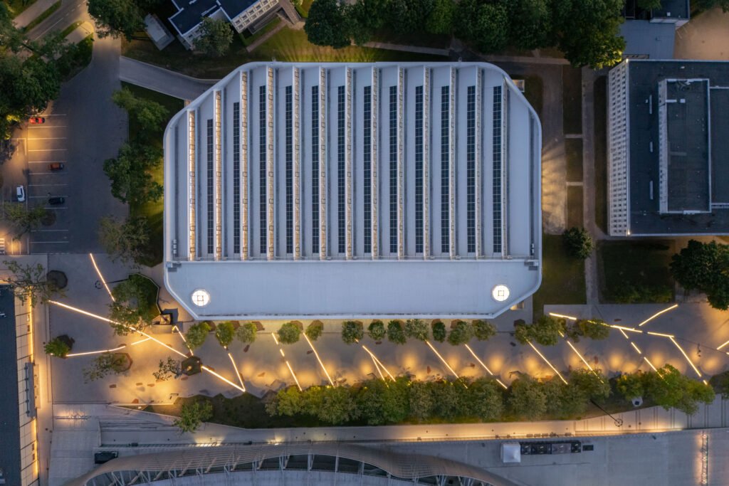 „Archbook Lyderis“ 2026: apdovanoti geriausi metų architektūros projektai ir interjerai 9 Lengvosios atletikos maniezas Kaunas sklypas Archbook projektas Archas
