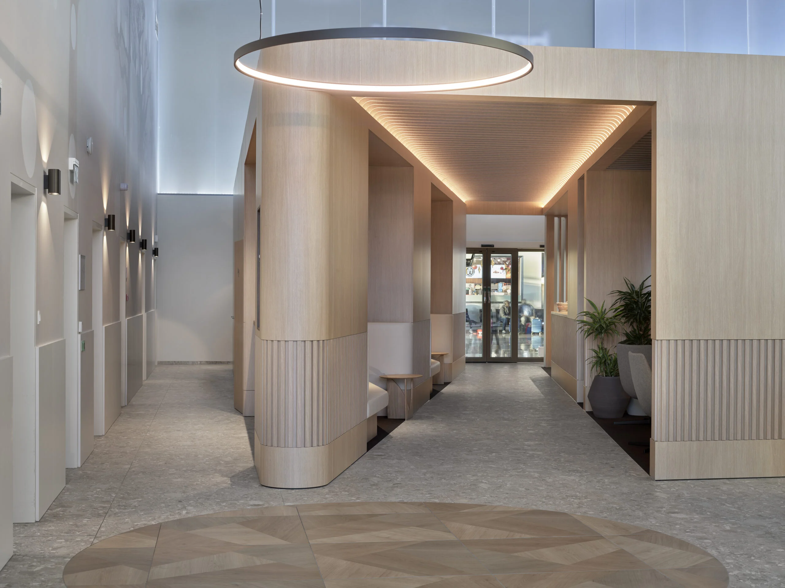 Kai dizainas ir saugumas veikia išvien: padidinto atsparumo ugniai plokštės statybai, baldams, interjerui 4 Poilsio erdvė „Sunrise Lounge“ oro uoste Belgijoje