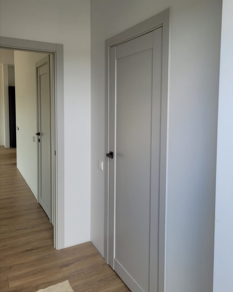 Vidaus durys mažame bute: kaip pasirinkti sprendimą, kuris „nesuvalgytų“ erdvės? 4 Šviesiai pilkos vidaus durys