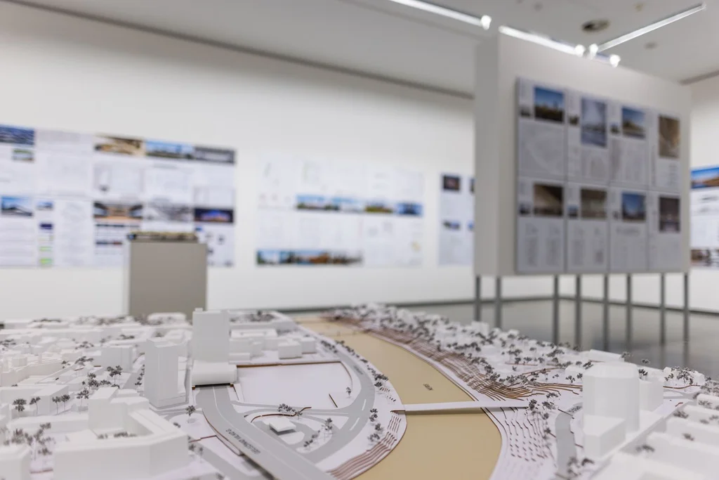 Su Vilniaus kongresų centro idėjomis jau galima susipažinti parodoje ir internete 2 Vilniaus kongresu centro ideju paroda 1. Vilniaus vystymo kompanijos nuotr