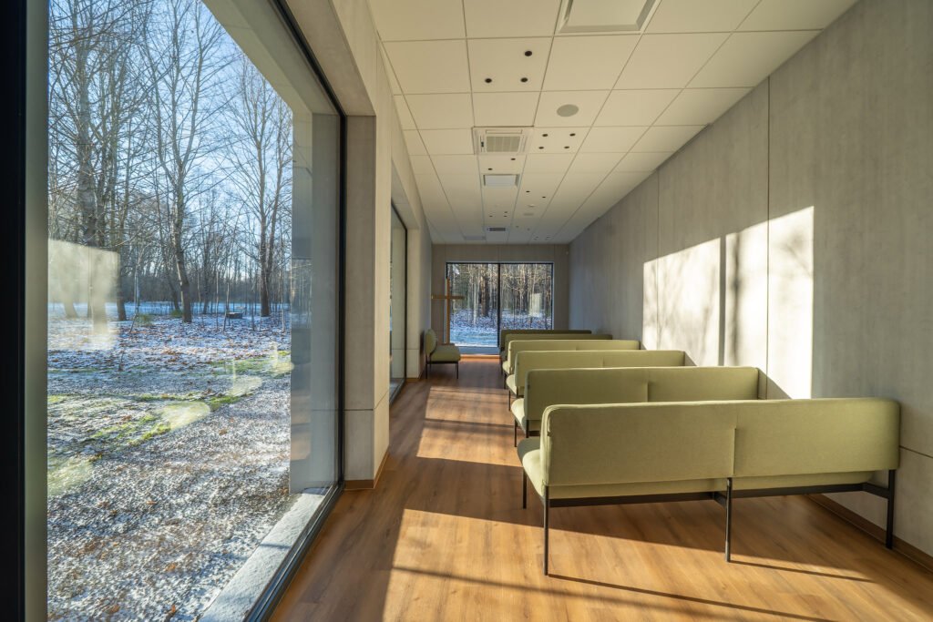Nauji atsisveikinimo namai Šiauliuose: architektūra keičia paskutinio atsisveikinimo patirtį 8 atsisveikinimo namai siauliai parkas gamta rekviem