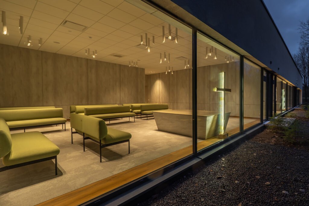 Nauji atsisveikinimo namai Šiauliuose: architektūra keičia paskutinio atsisveikinimo patirtį 2 Atsisveikinimo namai „Rekviem“ Šiauliuose