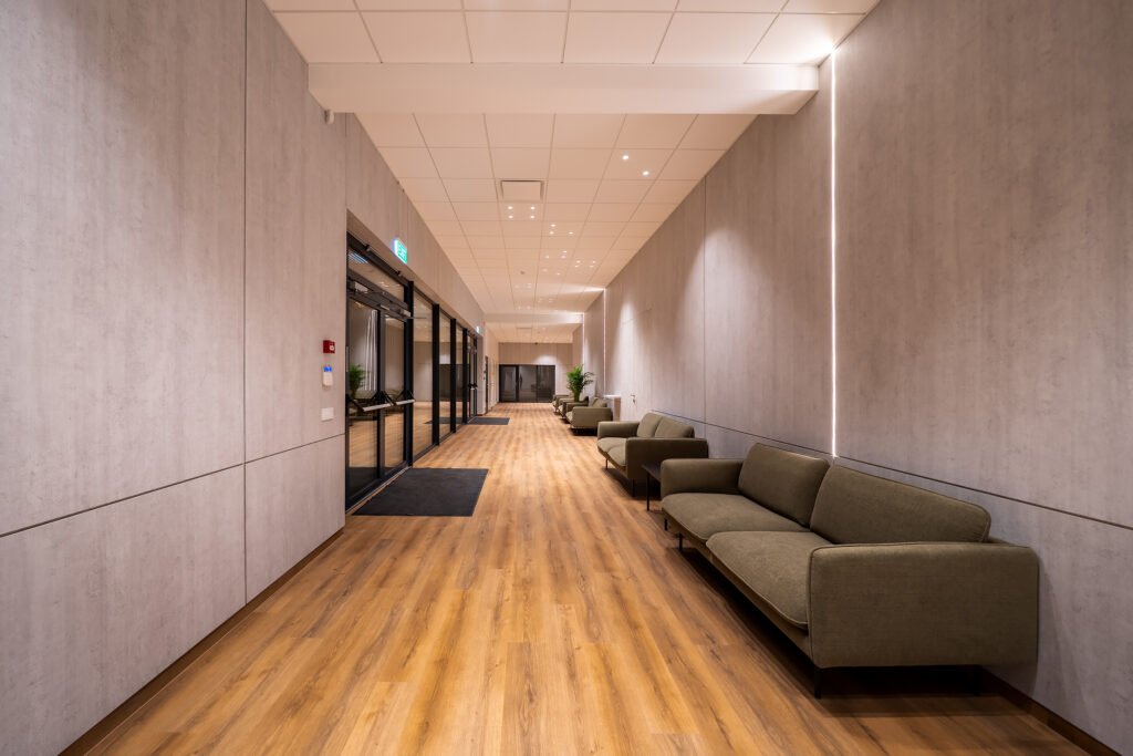 Nauji atsisveikinimo namai Šiauliuose: architektūra keičia paskutinio atsisveikinimo patirtį 7 Atsisveikinimo namai „Rekviem“ Šiauliuose