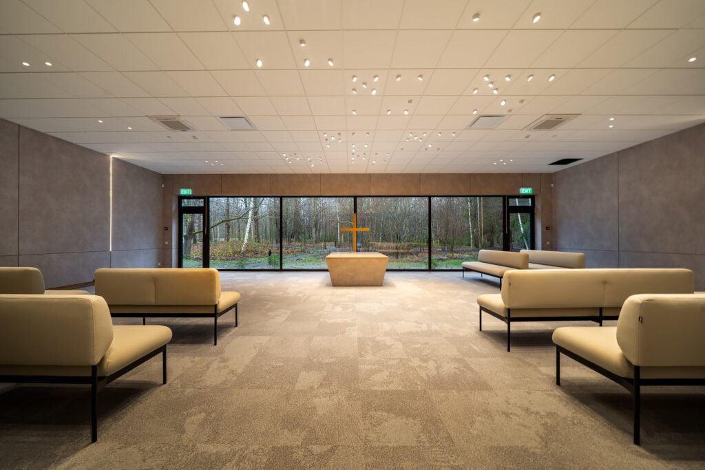 Nauji atsisveikinimo namai Šiauliuose: architektūra keičia paskutinio atsisveikinimo patirtį 4 Atsisveikinimo namai „Rekviem“ Šiauliuose