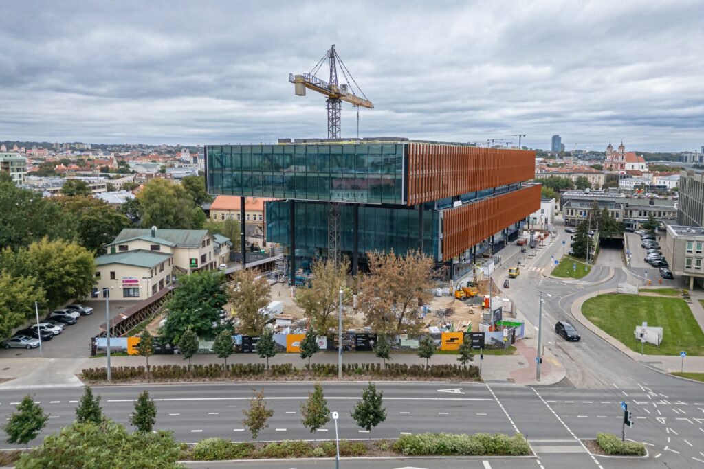 Vilniuje baiginėjamas statyti RSHP projektuotas verslo centras „Sąvaržėlė“ 7 Verslo centras „Sąvaržėlė“ Vilniuje, Konstitucijos prospekte