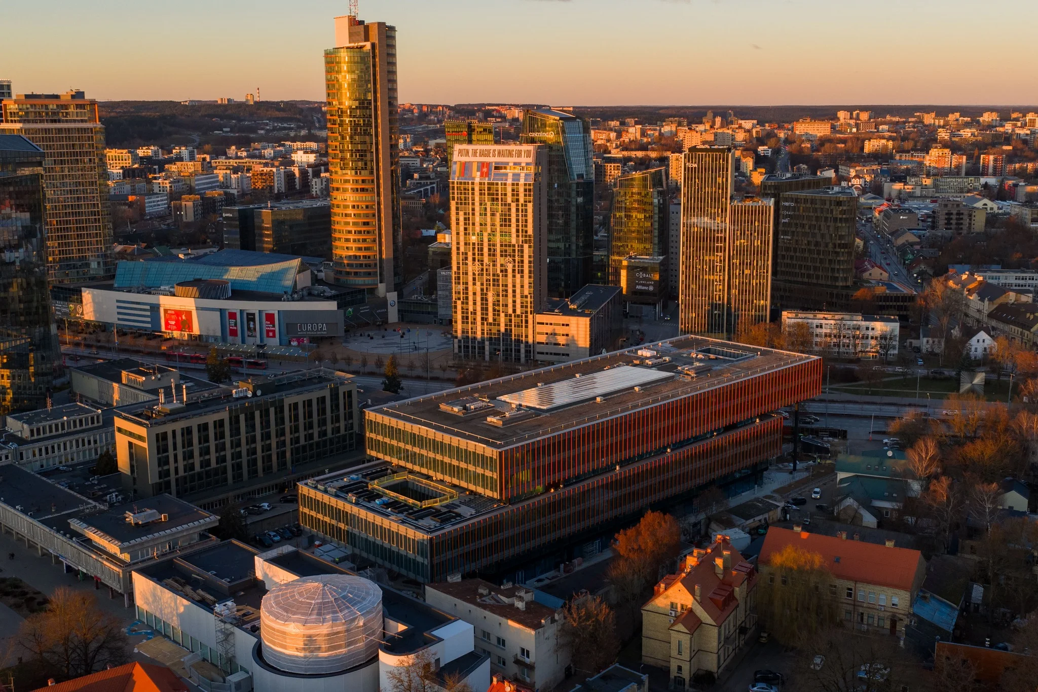 Vilniuje baiginėjamas statyti RSHP projektuotas verslo centras „Sąvaržėlė“ 2 Verslo centras „Sąvaržėlė“ Vilniuje, Konstitucijos prospekte