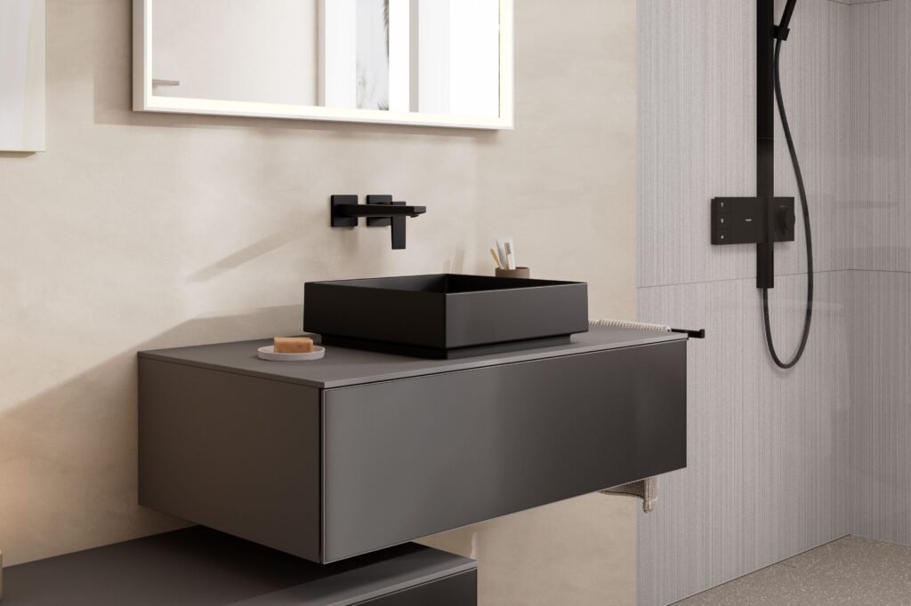 „hansgrohe“ vonios kambario sprendimai: vientisas dizainas ir funkcionalumas 8 Matinis juodas „Xuniva Evo“ keraminis praustuvas stačiakampio formos