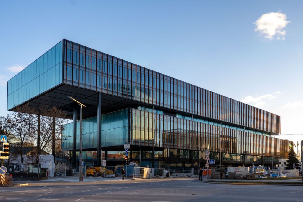 Vilniuje baiginėjamas statyti RSHP projektuotas verslo centras „Sąvaržėlė“ 2 lb foto