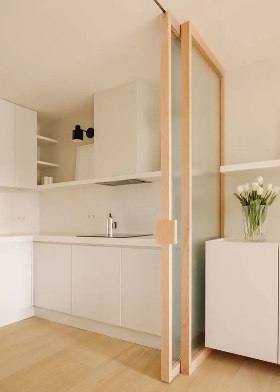Vidaus durys mažame bute: kaip pasirinkti sprendimą, kuris „nesuvalgytų“ erdvės? 5 Slankiojančios vidaus durys virtuvėje