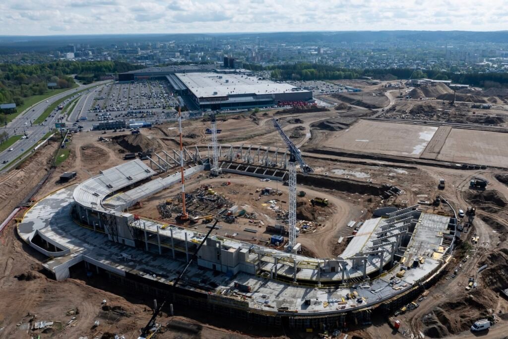 Nacionalinis stadionas Vilniuje pasiekė pusiaukelę: pradėtas plieninių konstrukcijų montavimas 3 DJI 20260511091130 0017 D