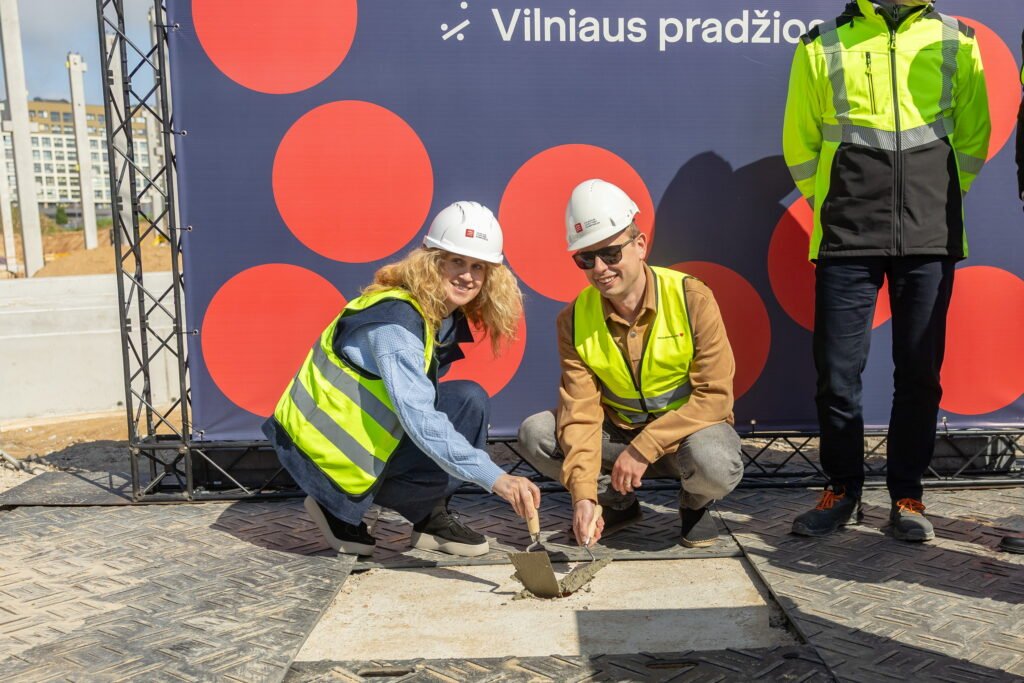 Perkūno progimnazija Perkūnkiemyje – pradėtos statybos, atidarymas 2027 m. rugsėjį 4 Perkunkiemio bendruomenes pirmininke Vilma Cekauskaite