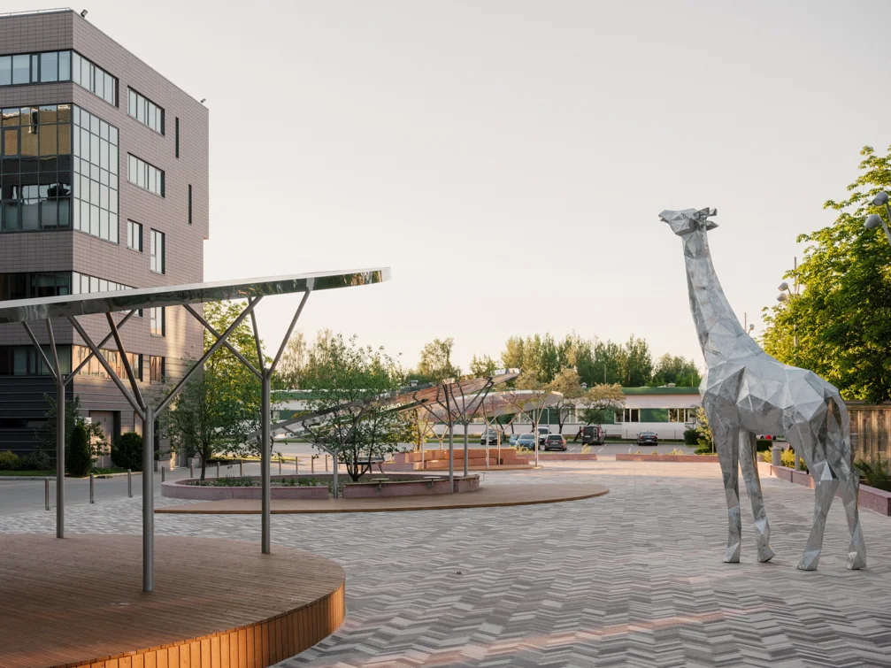 2026 m. eksterjero kryptys ir technologiniai grindinio sprendimai, keičiantys gyventojų patirtį 3 Skanstes City Zirafes parks Eeter 03 1007x755 1