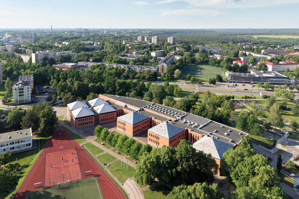 „Pastatai kalba. Alytus“ 2026 rugsėjo 12–13 d. atidarys 12 išskirtinių miesto pastatų 6 Alytaus Sv. Benedikto gimnazija. Norbert Tukaj