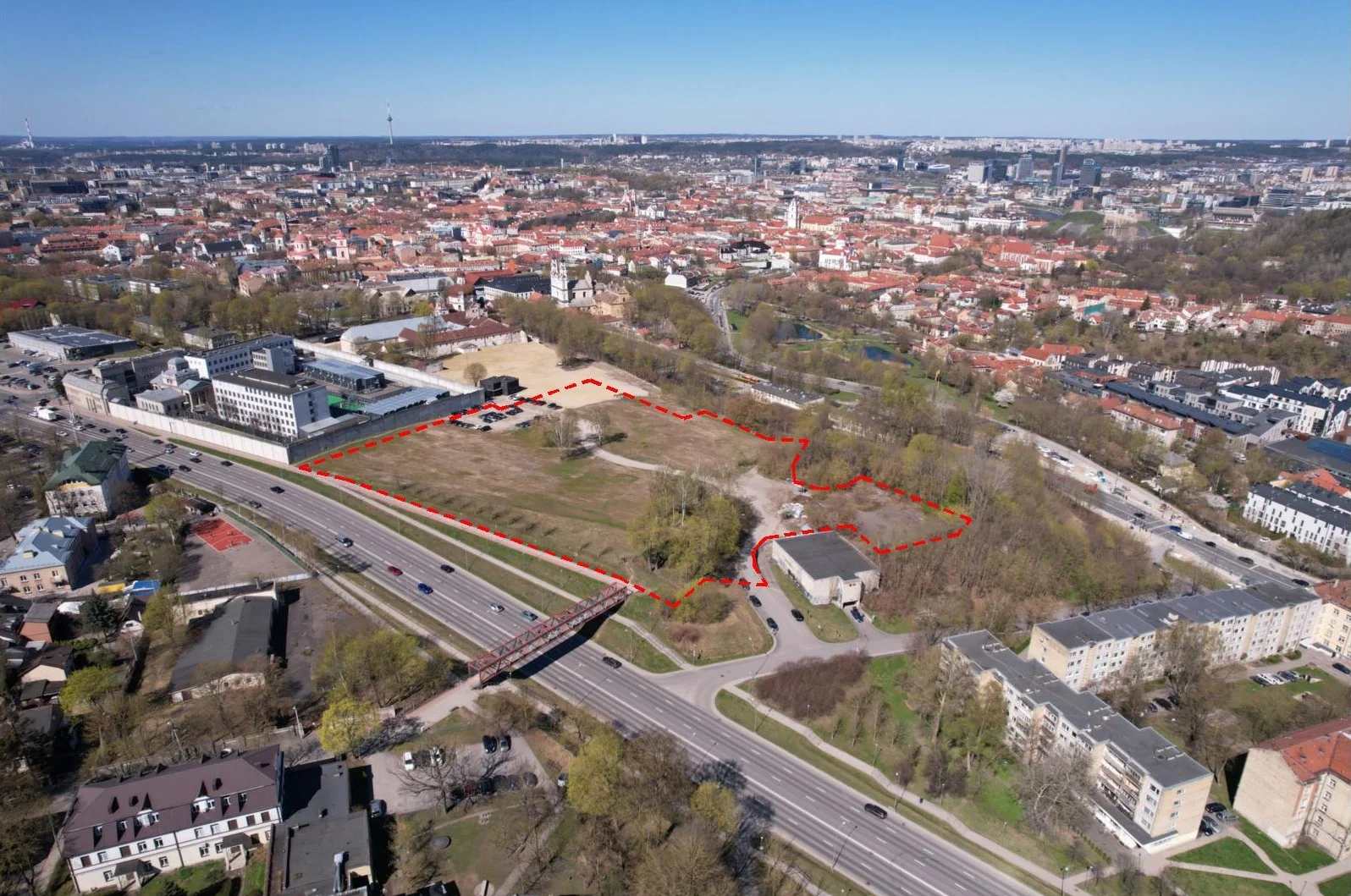 Architektūrinis konkursas mokyklai Vilniuje: nauja ugdymo įstaiga Vokietijos brigados vaikams 2 Mokykla Drujos g foto su sklypo riba