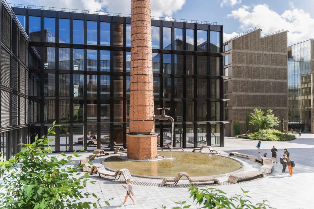 Baigtas „Cyber City“ ketvirtasis etapas – istorinį „Spartos“ kaminą papuošė fontanas 7 Naresta Cyber City 19 of 33