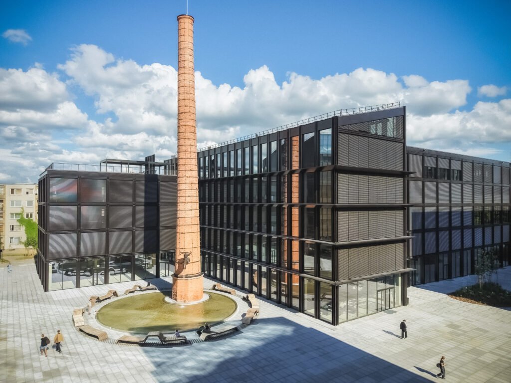 Baigtas „Cyber City“ ketvirtasis etapas – istorinį „Spartos“ kaminą papuošė fontanas 5 Naresta Cyber City 31 of 33