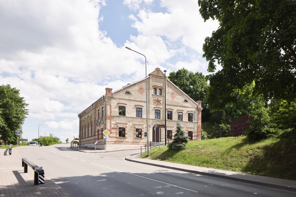 „Pastatai kalba. Alytus“ 2026 rugsėjo 12–13 d. atidarys 12 išskirtinių miesto pastatų 5 Naujai atgimusi Alytaus sinagoga kurioje veikia Audiovizualiuju menu centras. Norbert Tukaj