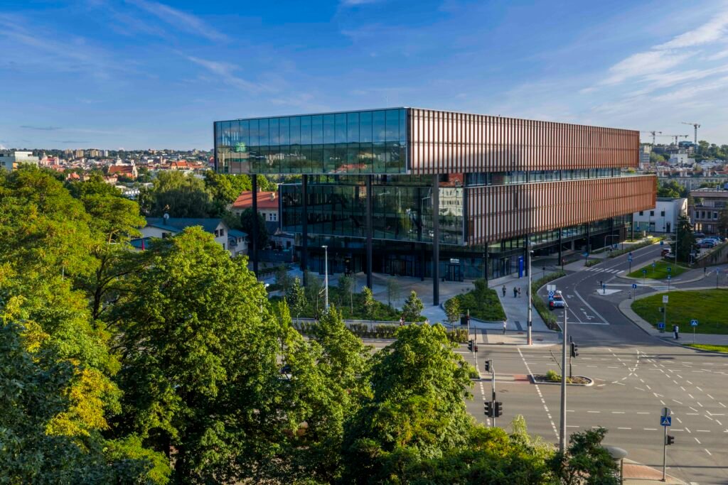Verslo centras „Sąvaržėlė“: architektūra, kurianti ryšį su miestu 4 20260727Konstitucijos2159