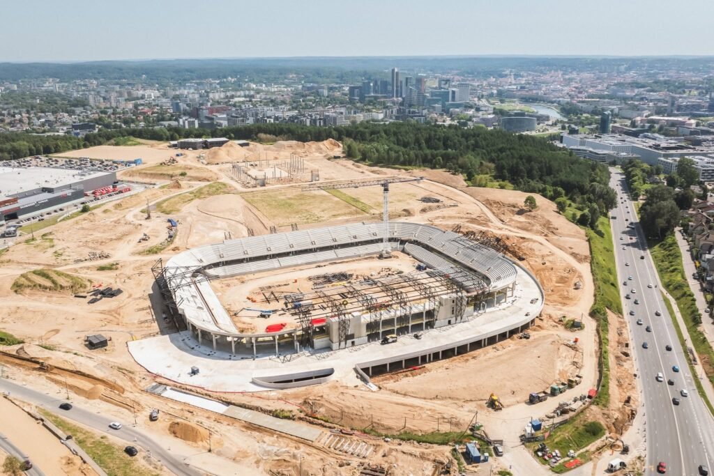 Nacionalinio stadiono statybų aikštelėje iškeltas simbolinis pabaigtuvių vainikas 2 763756621 1625675376225203 6979468929480834660 n