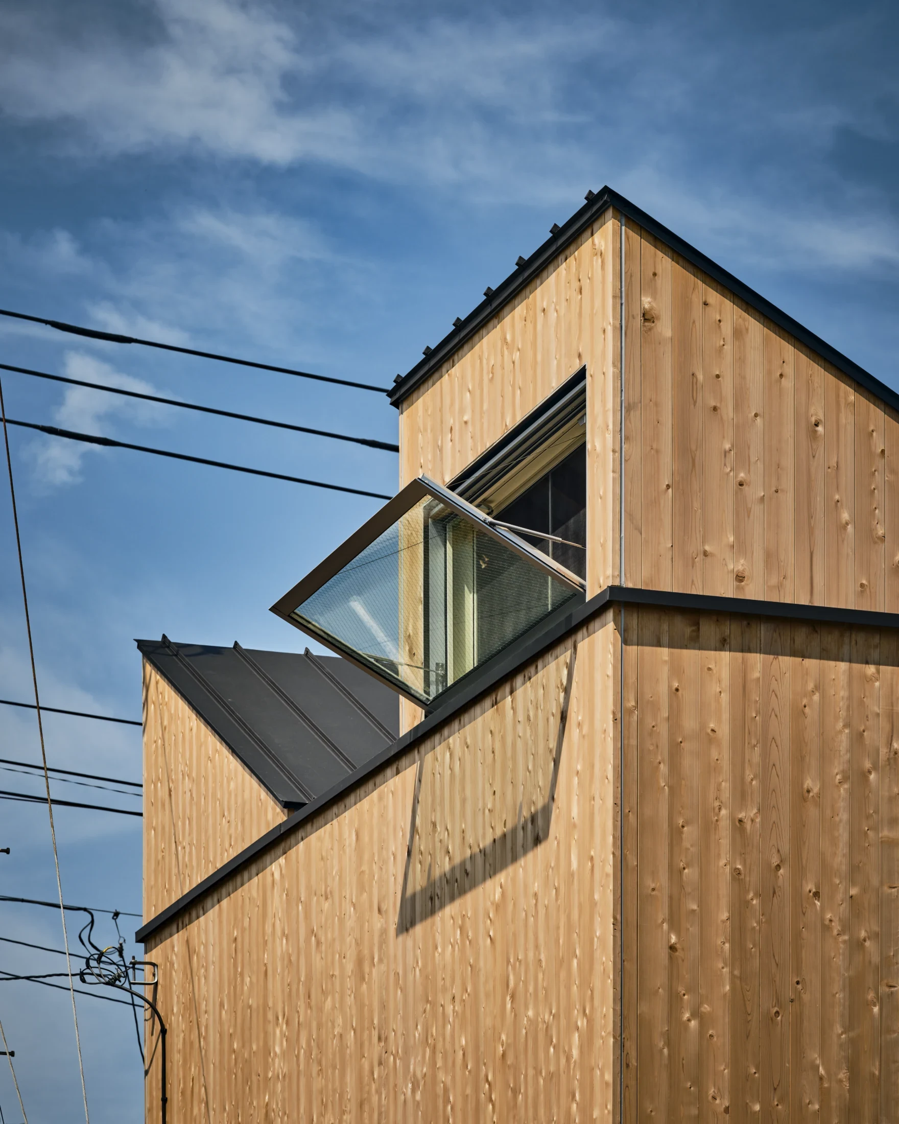 Namas, kuris gali išsikelti kartu su šeimininkais: Japonijoje sukurtas išardomas medinis būstas 4 Circularity Cabin namas