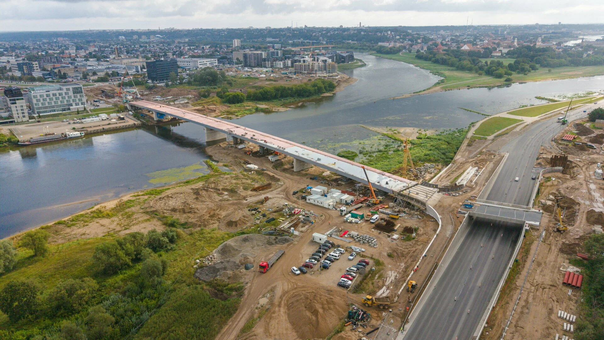 Baigtas svarbus Santakos tilto Kaune statybų etapas: plieninė perdanga sujungė upės krantus 2 santakos tiltas 2026 08