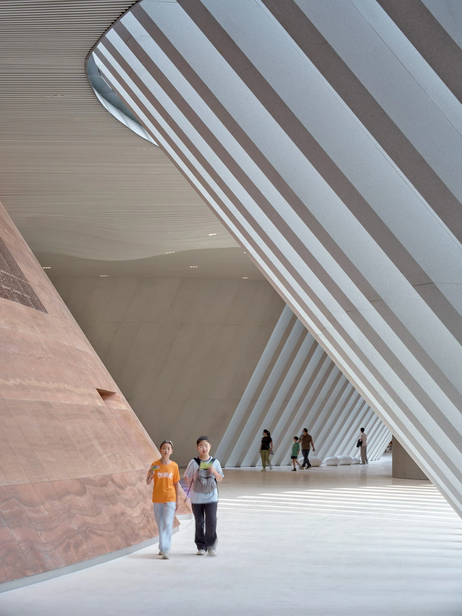 Įspūdingo dydžio muziejus Kinijoje atkartoja upės tėkmę 2 shenzhen natural history museum architecture china cultural dezeen 2364 col 6 scaled 1