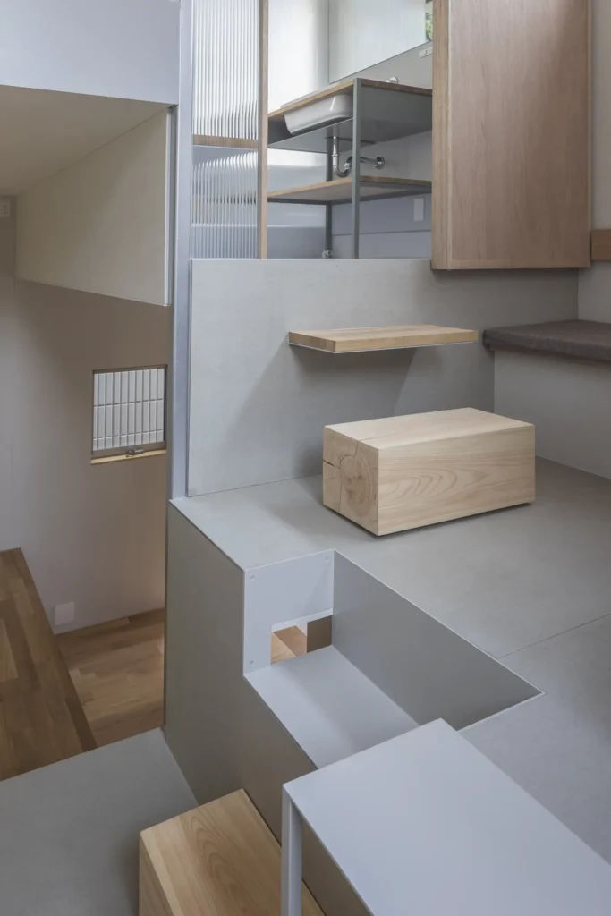 Keturi žmonės – 40 kv. m sklype: Tokijuje namo aukštai susukti į spiralę 3 10House in Musashikoyama081 scaled 1