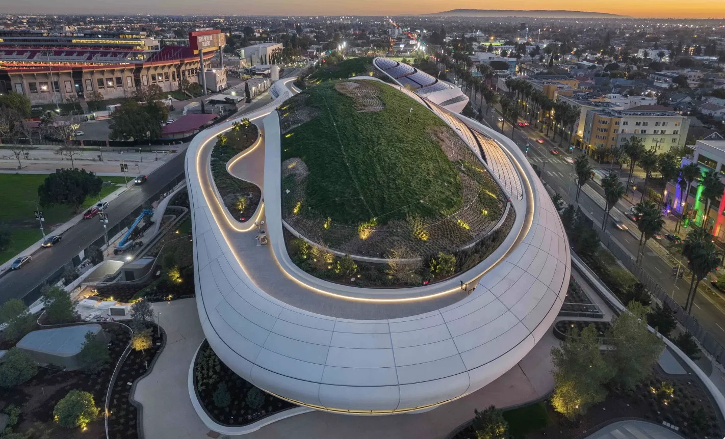 Tarsi pakibęs virš žemės: Los Andžele baigiamas režisieriaus G. Lucaso muziejus 2 Lucas Museum of Narrative Art 1
