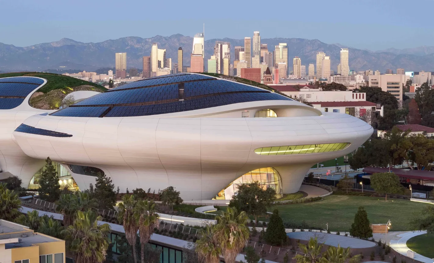 Tarsi pakibęs virš žemės: Los Andžele baigiamas režisieriaus G. Lucaso muziejus 4 Lucas Museum of Narrative Art 3