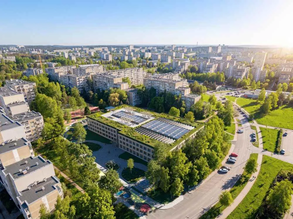 Po beveik 40 m. – pokyčiai sostinės Medeinos pradinėje mokykloje: vietų skaičius augs iki 500, plotas padidės daugiau nei dvigubai 4 Medeinos pradine mokykla PST Group vizualizacija 2