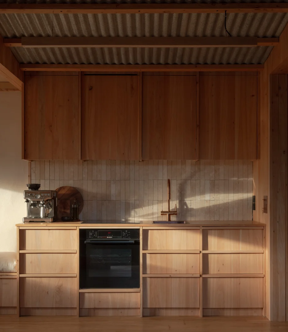 Namas, kuris nepalieka pėdsako: laikinas būstas N. Zelandijoje 3 Wanaka Cabin Kitchen Alki Architecture