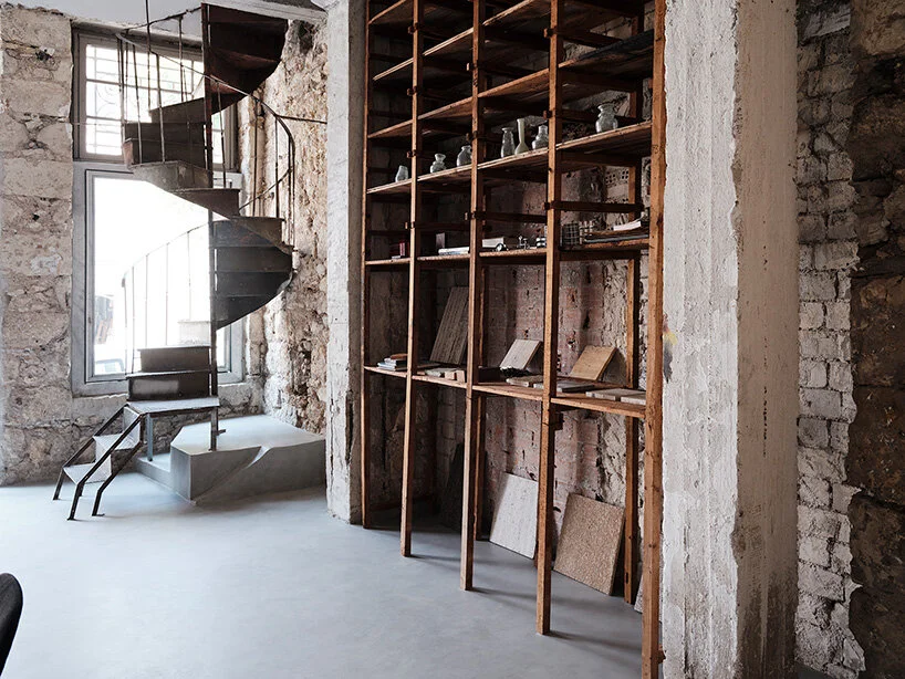 Renovacija kitaip: Graikijoje atvėrė 150 metų sandėlio sluoksnius ir pavertė meno erdve 7 mpnyc manhattan projects new york city former port warehouse adaptable cultural space piraeus andreas kostopoulos designboom 01