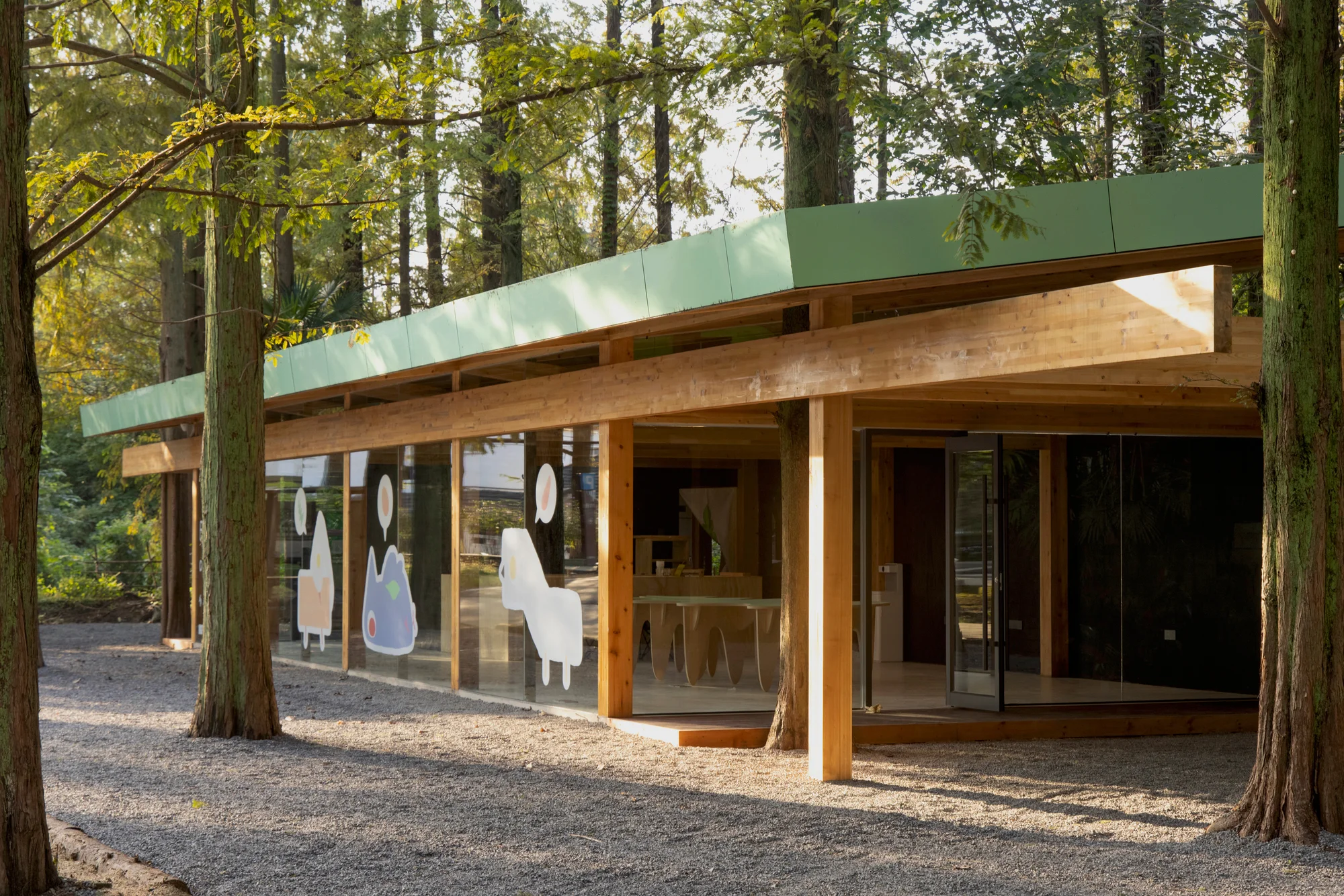 Medienos atraižos tapo parduotuvės architektūros ir dizaino dalimi 7 forest store 1