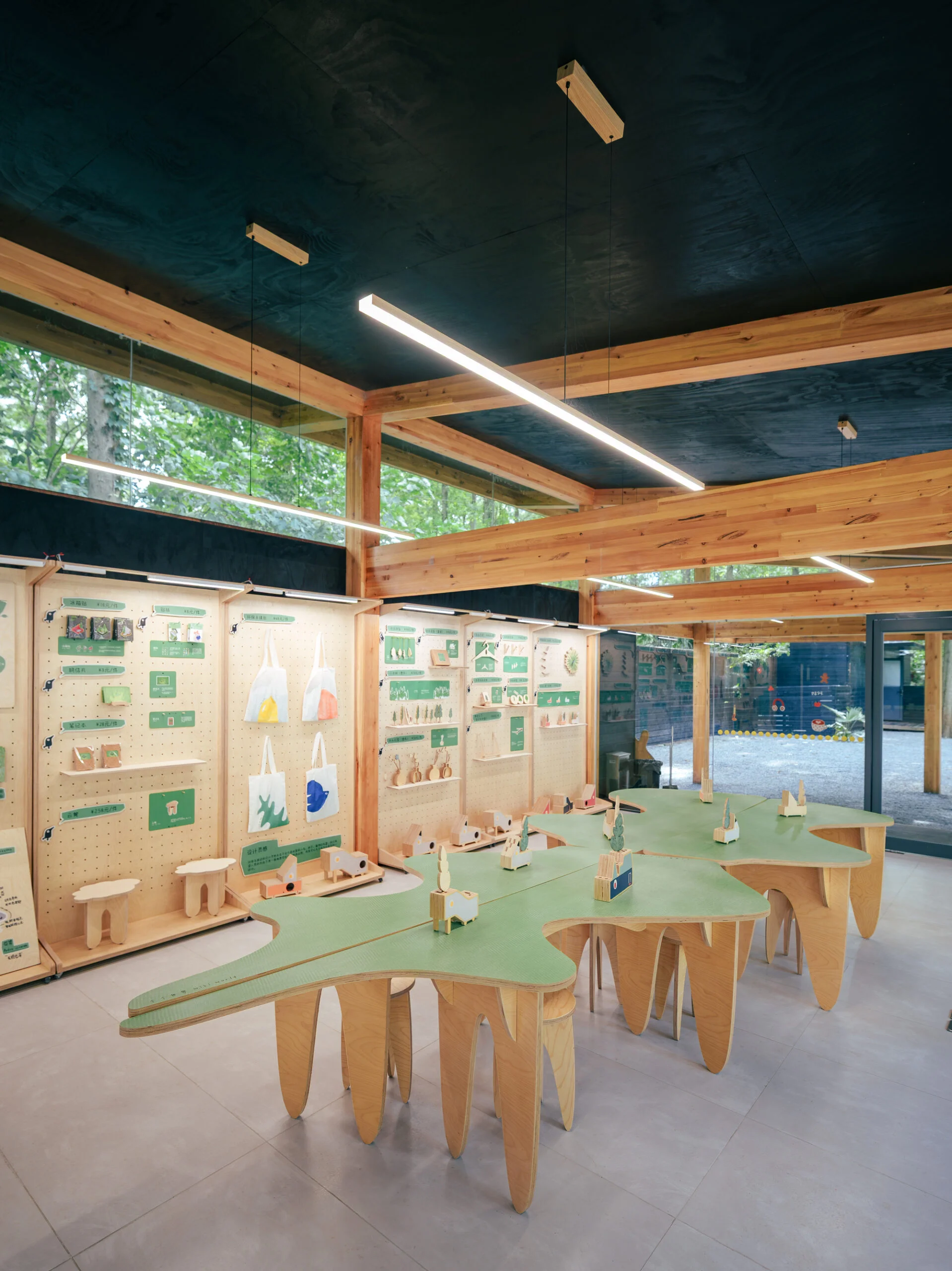 Medienos atraižos tapo parduotuvės architektūros ir dizaino dalimi 2 forest store 2 scaled
