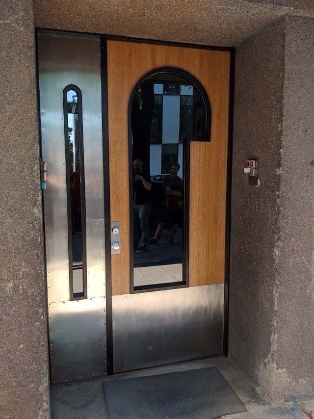 Atkurtos istorinį pastatą puošiančios lauko durys 1 Putvinskio32 AtkurtosDurys Portrait 002