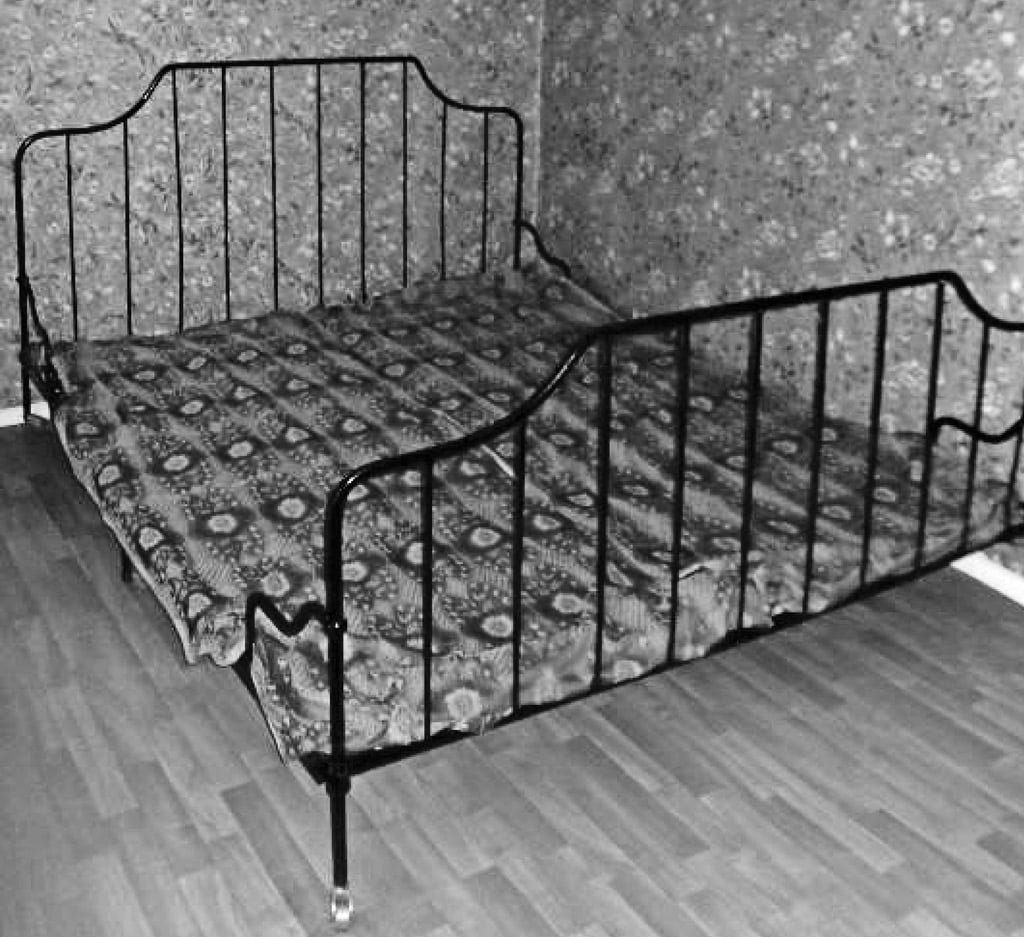 11 pav. Dvigulė metalinė lova, XIX a. pab.–XX a. pr., fot. E. Bagušinskaitė, 2013 m.