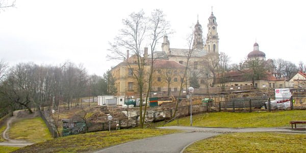 Statybos darbai buvusioje Vilniaus misionierių vienuolyno ir Viešpaties Dangun Žengimo bažnyčios teritorijoje.<br>Gyčio Oržikausko nuotr.