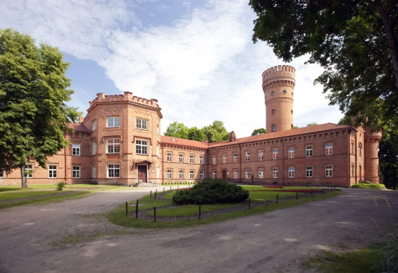 Karališkas projektas Lietuvoje: kviečia pirkti pilį 1 raudones pilis jurbarkotic nuotr