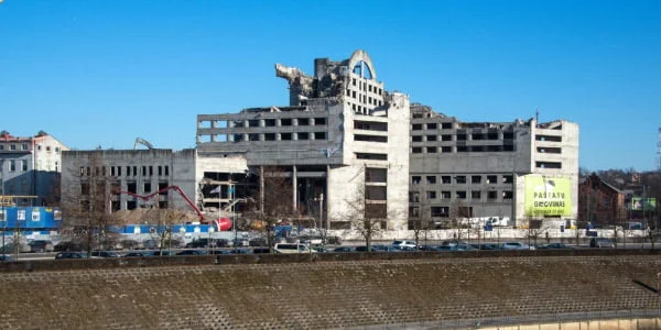 Per du mėnesius nugriauta pusė „Respublikos“ pastato 1 griovėjų darbo vaisiai