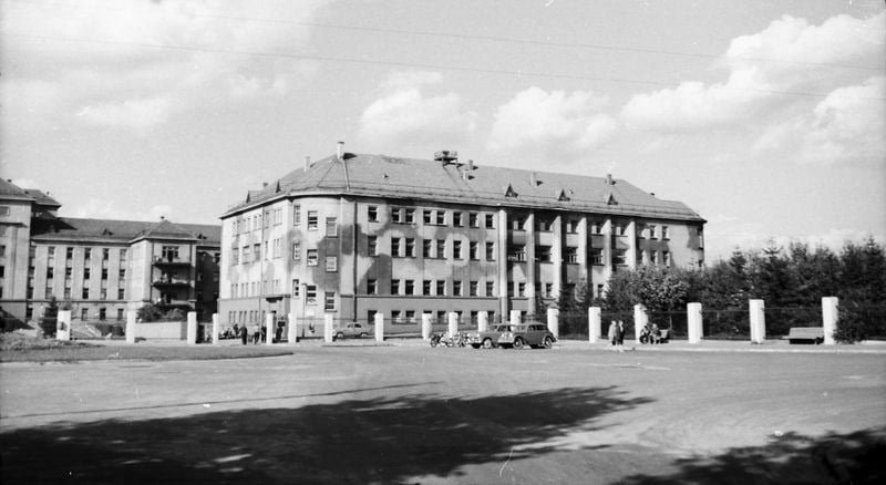 Stanislovas Lukošius. Klinikų korpusas su išlikusiu kariniu kamufliažu, apie 1960 m.<br>© Kauno miesto muziejaus rinkinys.