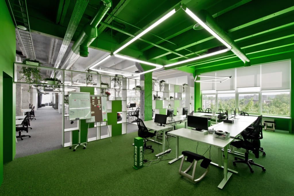 „YCL studio“ projektuotame „Vinted 4th“ biure grindų danga, darbo zonoje netgi kolonos, korpusiniai baldai ryškių spalvų – šis sprendimas sukuria vientisą aplinką. Leono Garbačausko nuotr.